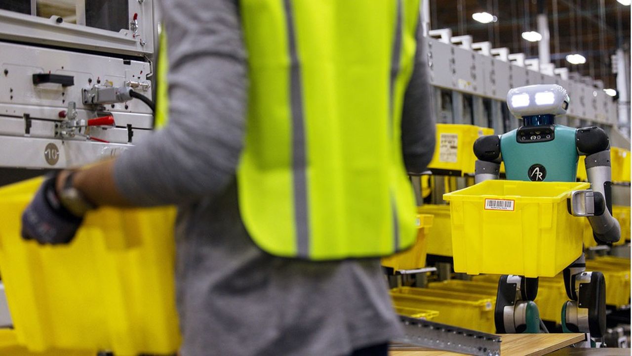 En test dans l'entrepôt BF1 d'Amazon, Digit, un robot bipède de 1,75 m conçu par l'entreprise américaine Agility Robotics, est chargé de prendre des bacs vides et de les ranger dans des armoires.