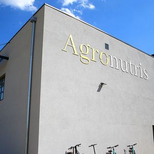 L'usine d'Agronutris à Rethel produit des farines à base de larves de mouches nourries avec les résidus végétaux des acteurs régionaux de l'industrie agroalimentaire.