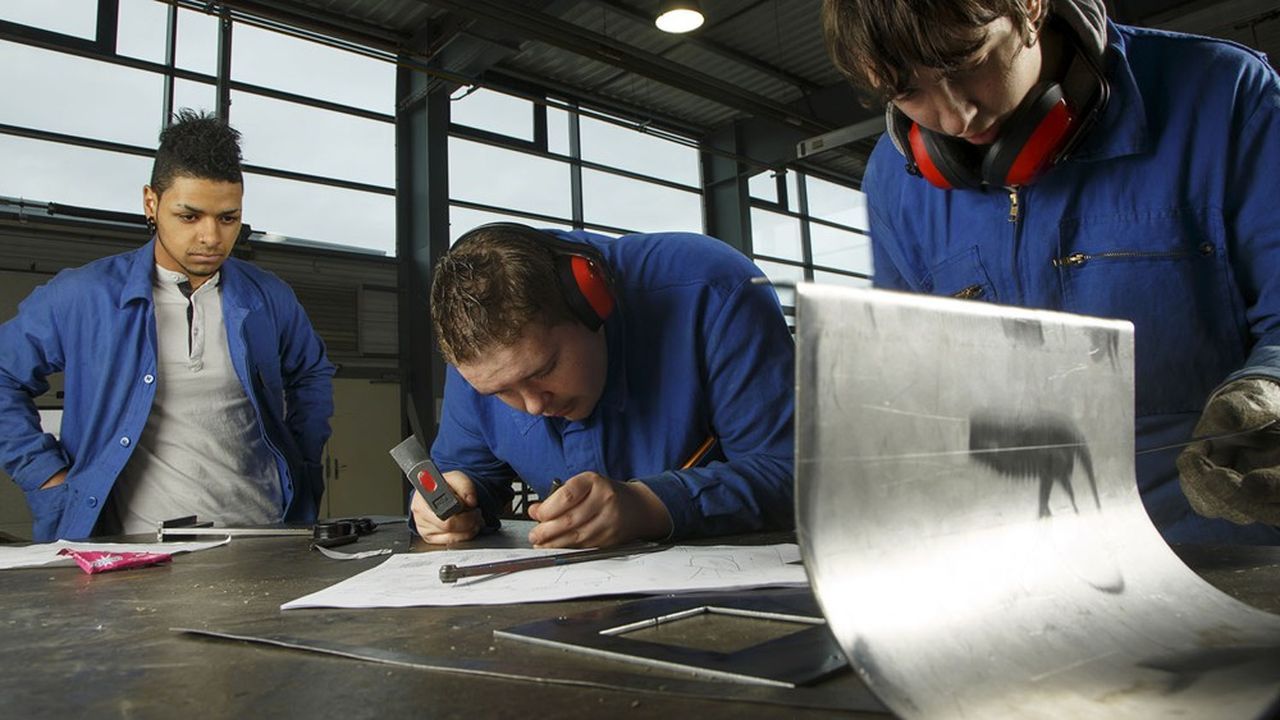 Des élèves en CAP de chaudronnerie fabriquent des mâts d'éoliennes, dans un lycée du Havre.