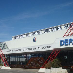 L'aéroport de Lorient Lann-Bihoué pourrait être une alternative face aux retards accumulés dans la modernisation de celui de Nantes.