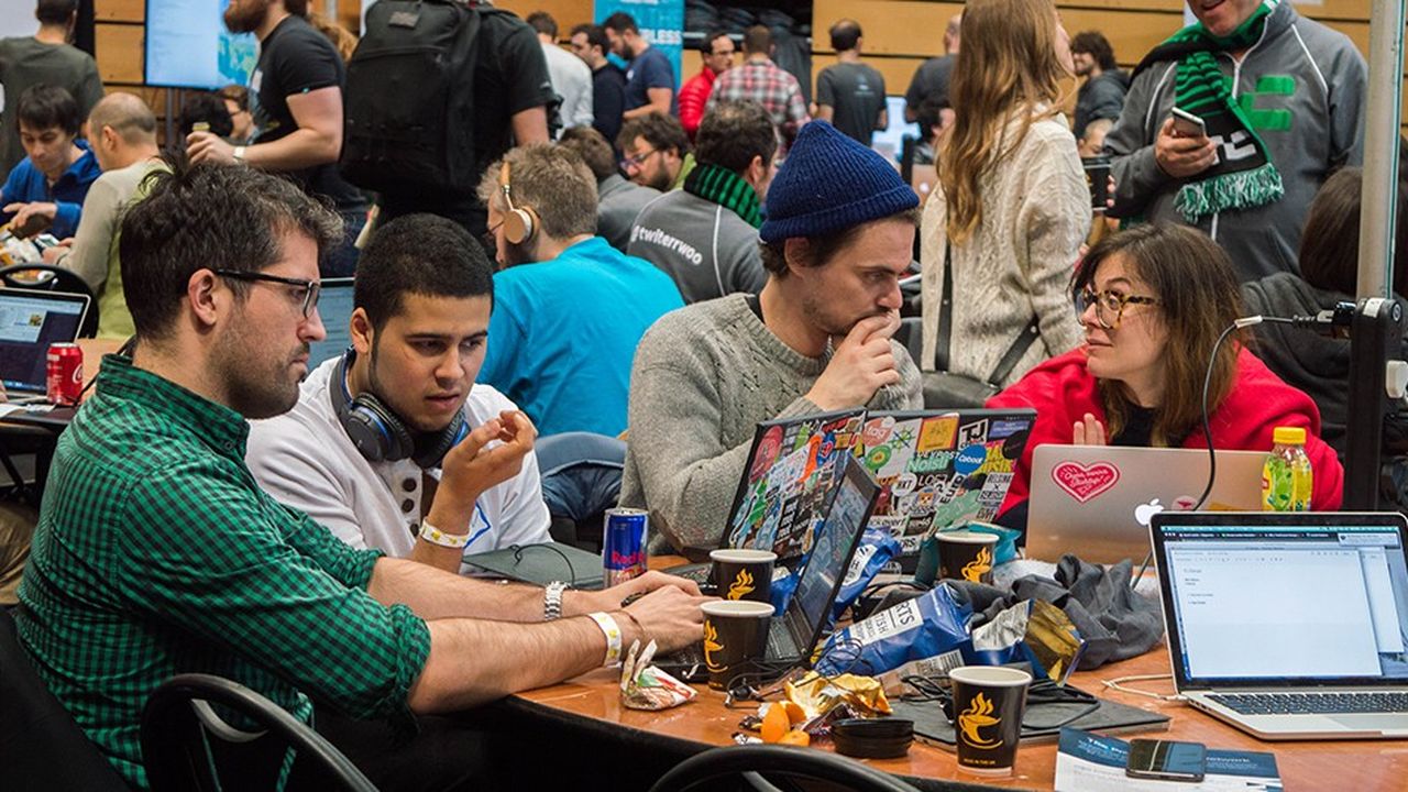 Des réfugiés planchent lors d'un récent hackathon organisé par Techfugees à Londres.