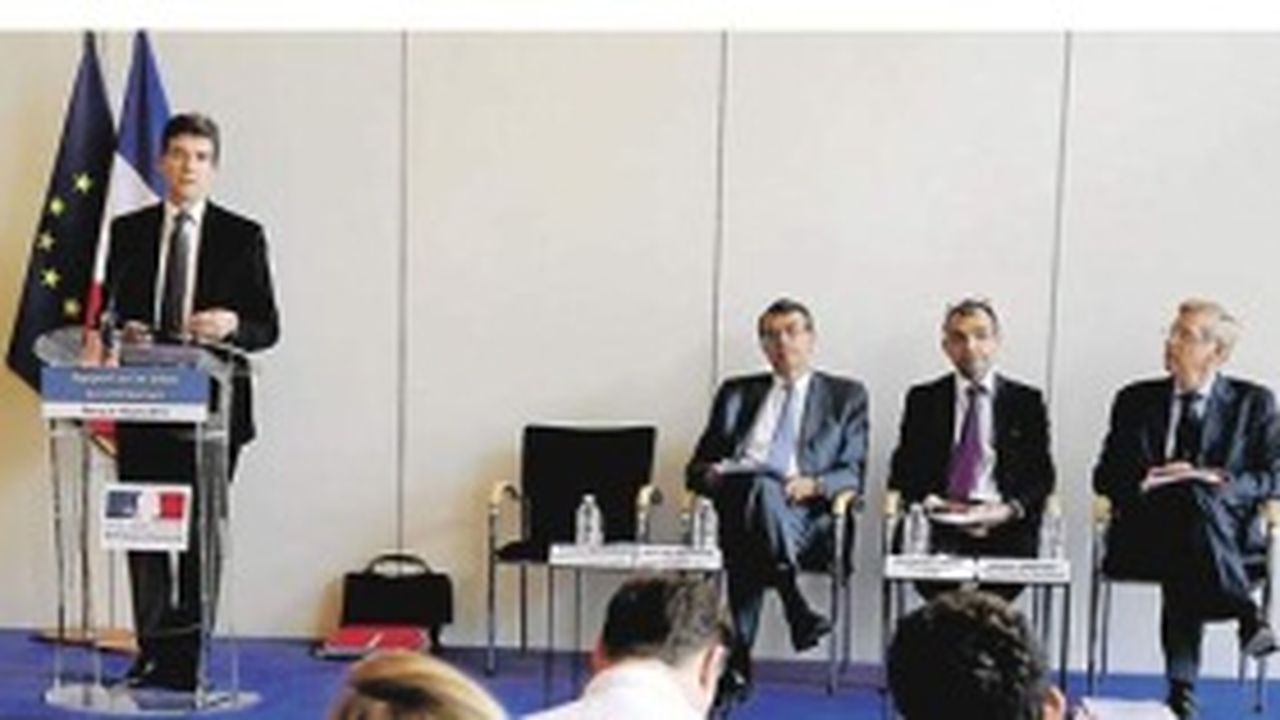 Arnaud Montebourg, hier, à Bercy, avec les trois auteurs du rapport, Jean-Jack Queyranne, Jean-Philippe Demaël et Philippe Jurgensen.