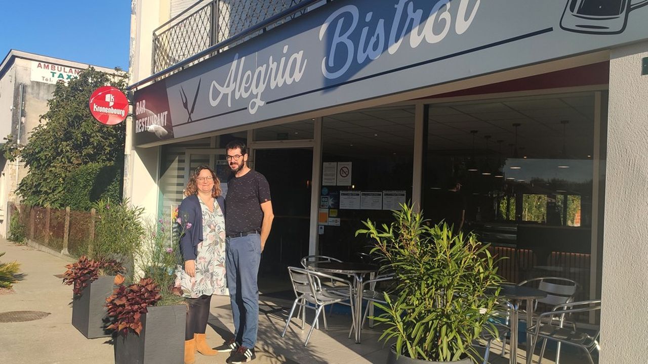 Frédéric Dupouy et sa femme Catherine devant le restaurant ouvert en 2021 à Gabarret dans le département des Landes.