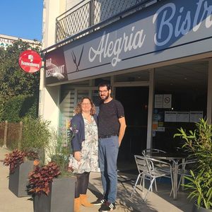 Frédéric Dupouy et sa femme Catherine devant le restaurant ouvert en 2021 à Gabarret dans le département des Landes.