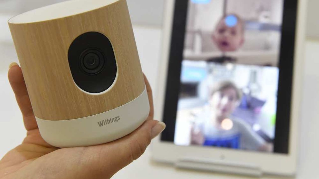 Home, la caméra de surveillance connectée, filme en HD et retransmet en direct sur smartphone. Elle contrôle également la qualité de l'air dans la pièce.
