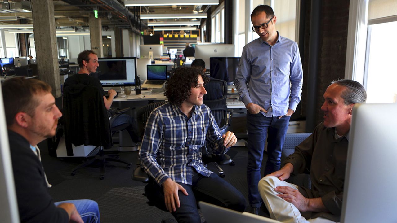 Evan Williams (debout) parle avec des employés de Medium, dans les bureaux de la start-up à San Francisco.