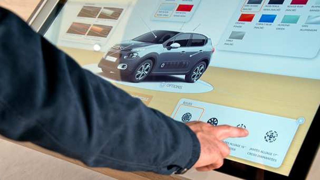 L'écran tactile permet de configurer son véhicule et de le visualiser en 3D.
