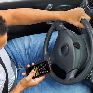Carfit connecte son capteur à l'application qui alerte le passager d'un éventuel incident sur son véhicule.