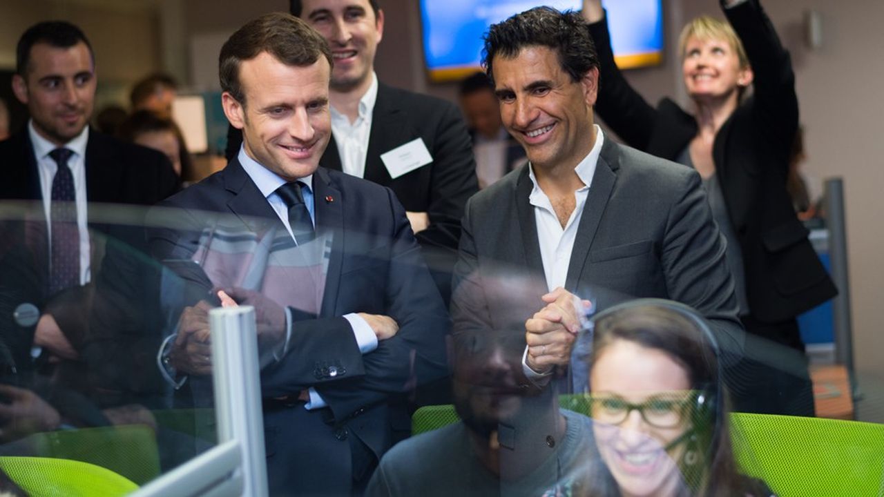 Emmanuel Macron et Gaël Duval, président-fondateur de JeChange, en visite dans les locaux de la start-up.