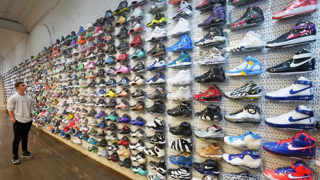 La revente de sneakers se fait à la fois sur des sites et dans des boutiques physiques, et le nombre d'acteurs se multiplie.