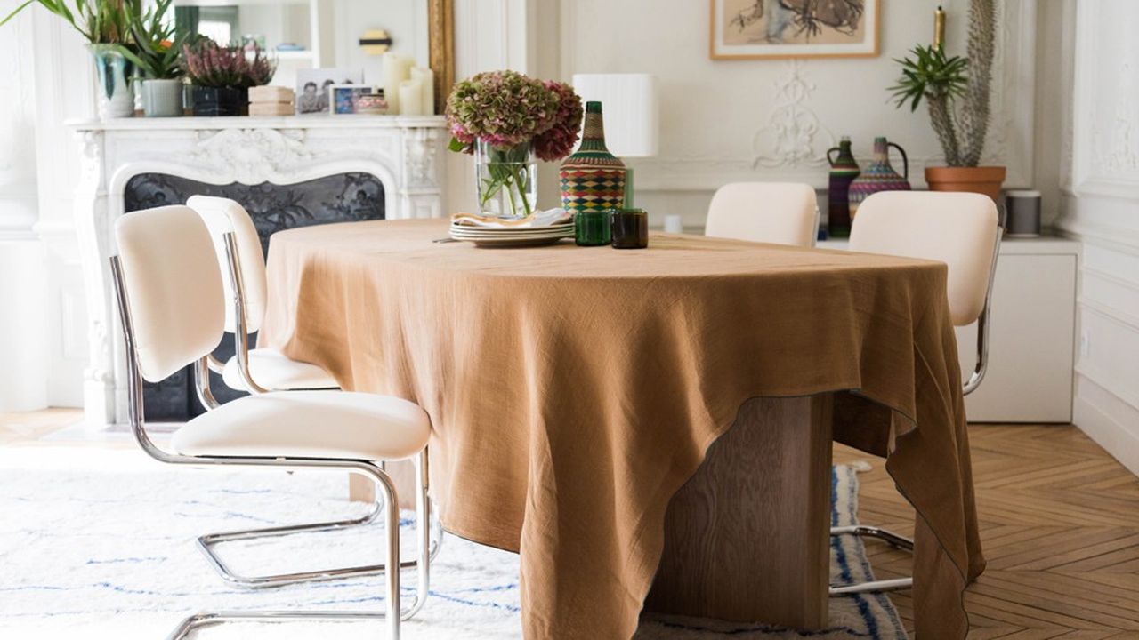 Après s'être lancé avec un blog déco mettant en scène des familles chez elles, The Socialite Family est devenu un éditeur de meubles et d'objets déco. Elle a ouvert sa première boutique à Paris en mai 2018 et planifie une internationalisation dès l'an prochain.