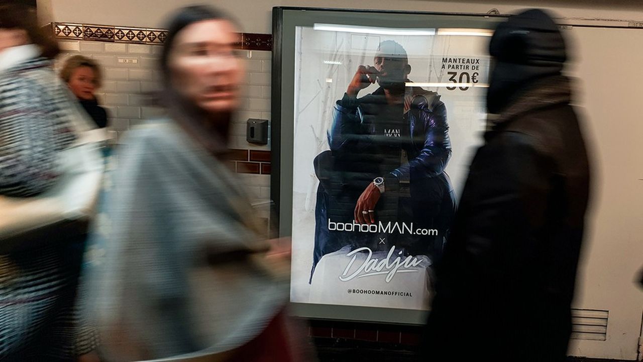Boohoo utilise l'affichage métro pour lancer en France sa ligne masculine Boohoo MAN et faire la pub de Nasty Gal, la marque de mode délurée made in Los Angeles que le groupe a rachetée en 2017.
