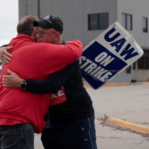 Des grévistes de Ford (Michigan) se quittent après l'accord conclu mercredi 25 octobre.