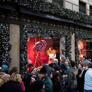 Y aura-t-il des clients à Noël ? La foule le samedi 26 novembre 2022 devant le grand magasin Saks Fifth Avenue.