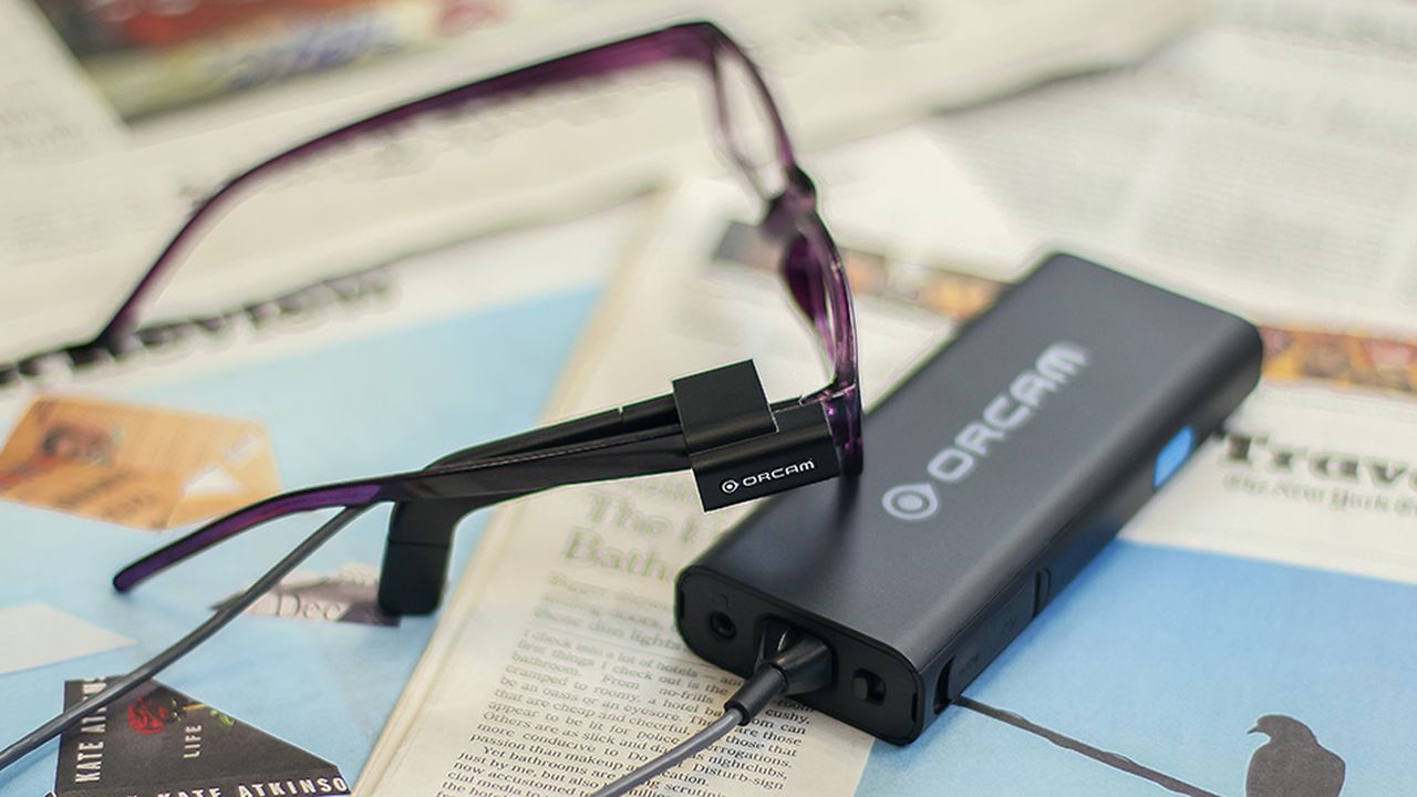 Les lunettes, équipées de capteurs et d'une caméra, sont capables de lire un texte à haute voix.
