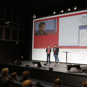 Deux des cofondateurs de RailZ, Marceau Tonelli et Jonathan Jean, reçoivent leur prix au « Sprint Information Voyageur » organisé par la SNCF.