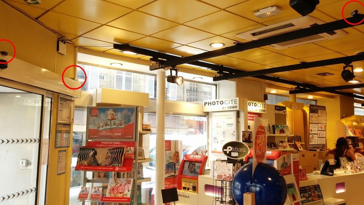 Les caméras (ronds rouges) disposées dan les magasin permettent d'analyser le comportements des clients et visiteurs, ici chez France Loisirs.