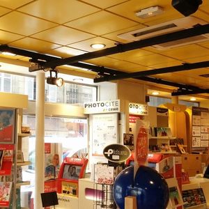 Les caméras (ronds rouges) disposées dan les magasin permettent d'analyser le comportements des clients et visiteurs, ici chez France Loisirs.