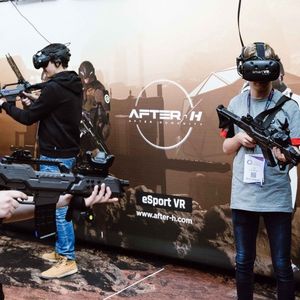 Quatre joueurs professionnels se sont affrontés en direct au cours d'une partie d'After-H, un nouveau jeu en réalité virtuelle, lors de Virtuality 2018.