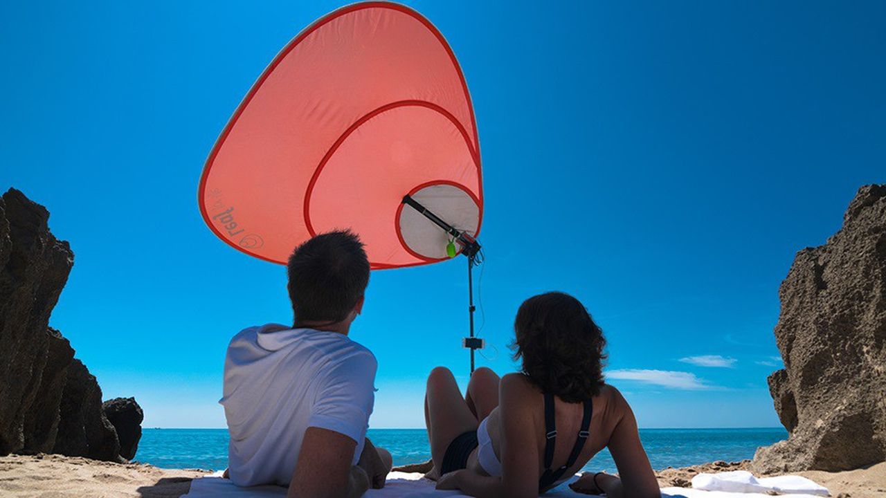 Le parasol Leaf for Life a été conçu pour ne pas s'envoler. Il suit également de lui-même l'orientation du soleil.