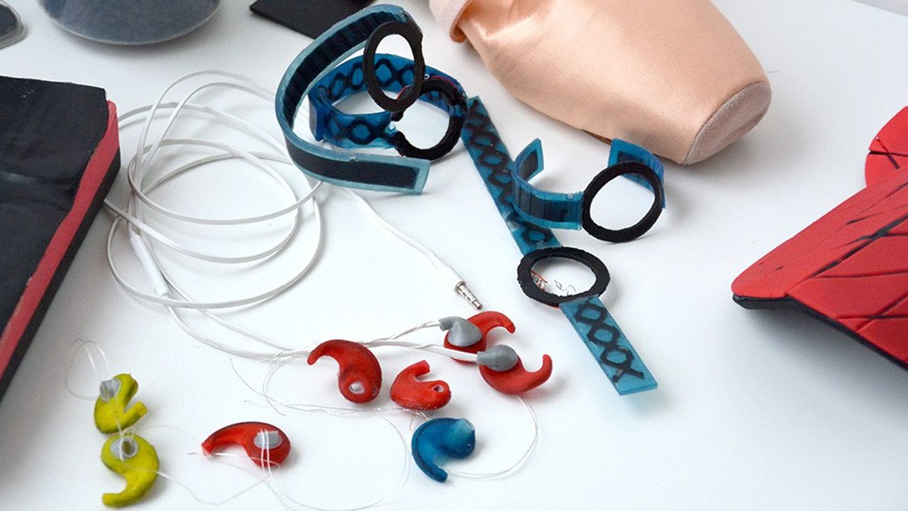 Loma a breveté un matériau permettant de personnaliser des objets, comme des écouteurs. 