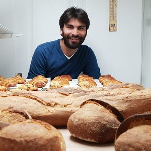Thomas Pasturel crée une boulangerie bio en Normandie après dix années dans la finance.