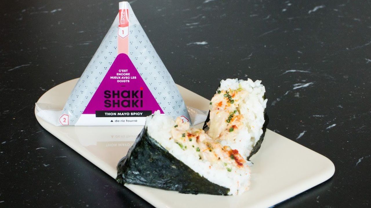 Dans leur emballage pyramidal, les onigiris de Shaki Shaki sont des boules de riz garnies, caractéristiques de la cuisine sur le pouce japonaise.