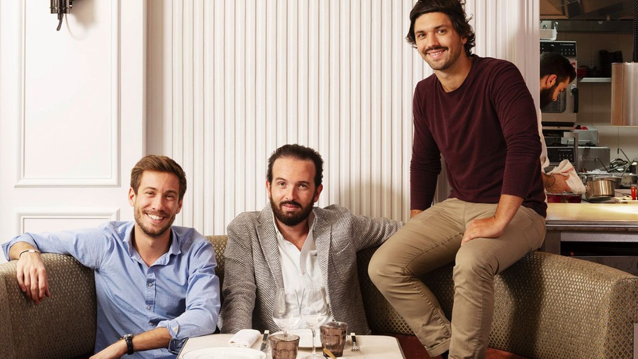 Jean Valfort (au centre) a cofondé la start-up Dark Kitchen Rémi Chabanas (absent de la photo). Il est ici entouré de ses deux associés du groupe de restaurants Panorama, Jean-François Monfort et Charles Drouhaut.
