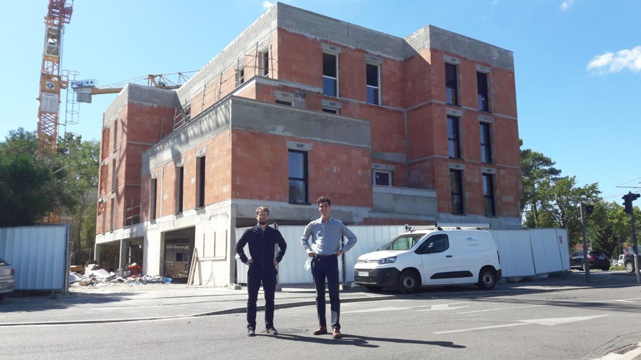 Oscar Lustin et Jean de Miramon, les cofondateurs de Domani, devant le chantier de leur premier hébergement inclusif pour seniors à Pessac (Gironde).