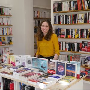 Eva Mignot est devenue libraire après une reconversion professionnelle. Elle a créé une librairie à Meximieux dans l'Ain.