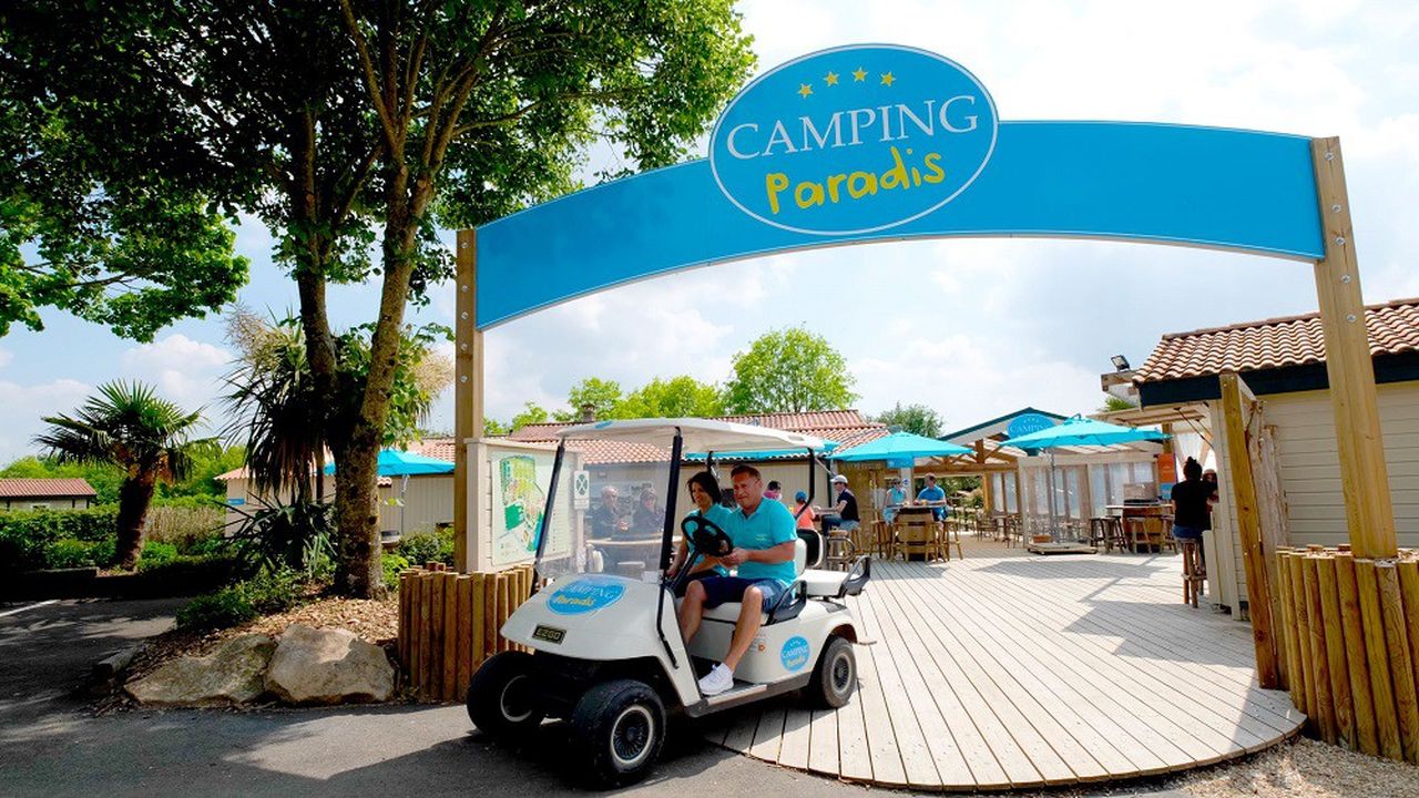 Aline et Régis Buton, propriétaires du Camping La Bretonnière, en Vendée, ont adopté la franchise Camping Paradis et la voiturette de Tom, le personnage principal de la série de TF1.