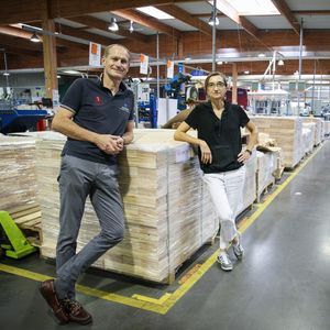 Jean-Charles et Hélène Rinn dirigent la société Adam, spécialiste du packaging bois pour le vin.