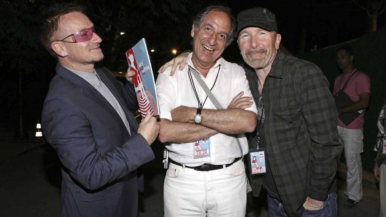 Gérard Drouot (au centre) avec Bono, le chanteur de U2 (gauche) et le guitariste The Edge (à droite).