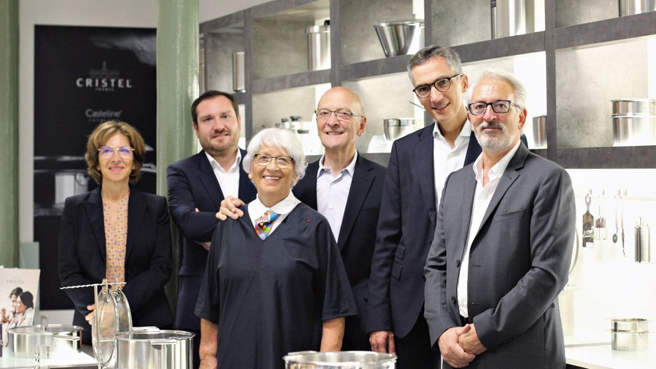 La famille Dodane dirige Cristel, entreprise d'ustensiles culinaires. De gauche à droite : Myriam JEAN (fille), Julien JEAN (petit-fils), Bernadette et Paul Dodane, Emmanuel BRUGGER (gendre), Damien DODANE (fils).