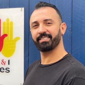 Sid Nouar, quarante-deux ans, a été désigné en novembre 2022 entrepreneur de l'année par les Trophées h'up entrepreneurs. Sourd de naissance, il a fondé le restaurant marocain 1000 & 1 Signes.