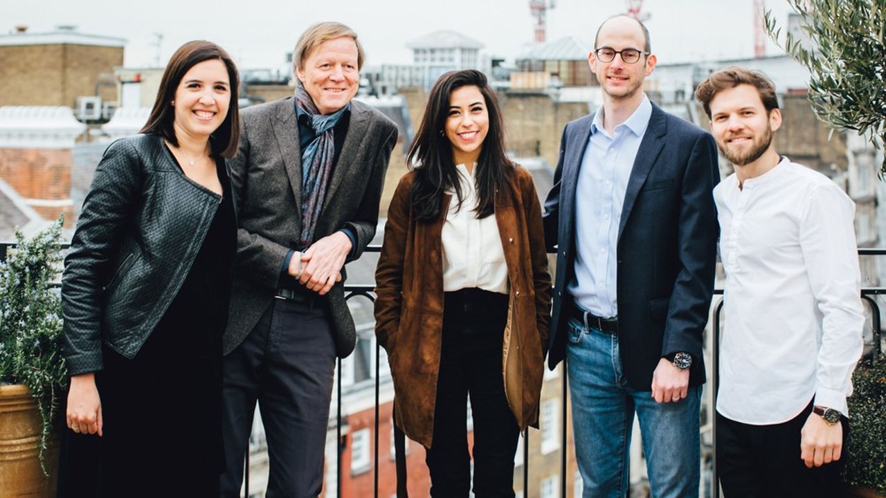 L'équipe de Future Positive Capital avec Sofia Hmich (au centre), accompagnée (de gauche à droite) par Eva Sitbon, Maarten Scholten, Michael Rosen et Alexandre Terrien.