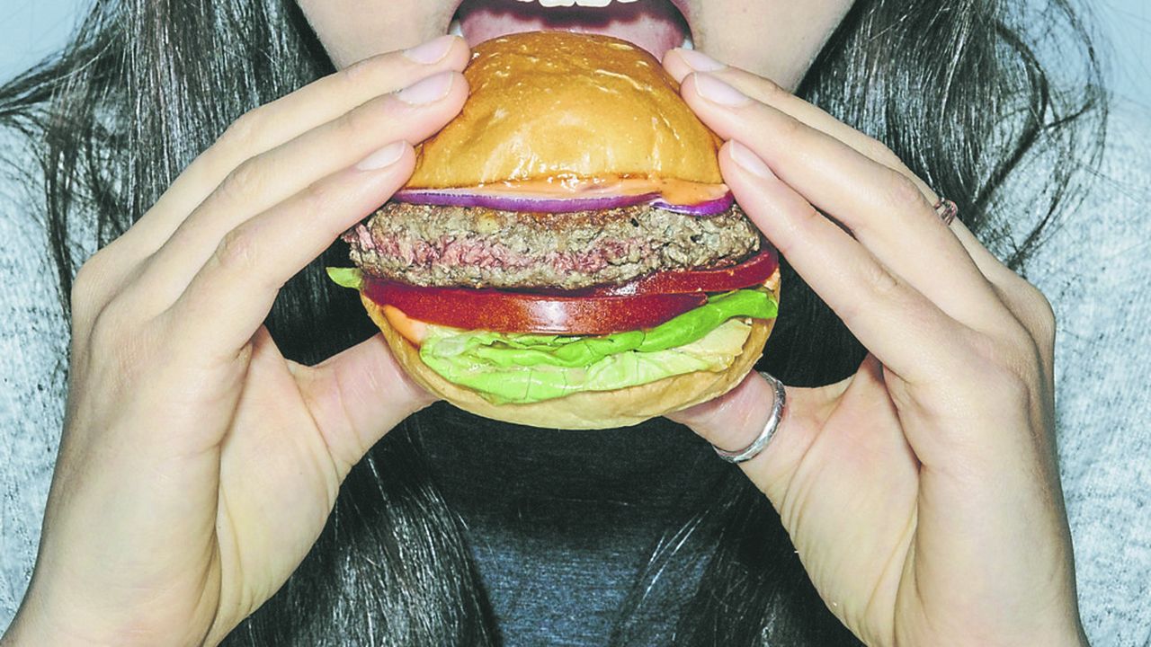Le premier hamburger de synthèse élaboré à partir de cellules-souches de vaches a été présenté au public en 2013. 