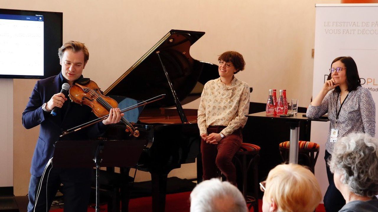Le violoniste Renaud Capuçon teste l'application NomadPlay au festivalde Pâques 2019, en présence des deux cofondatrices.