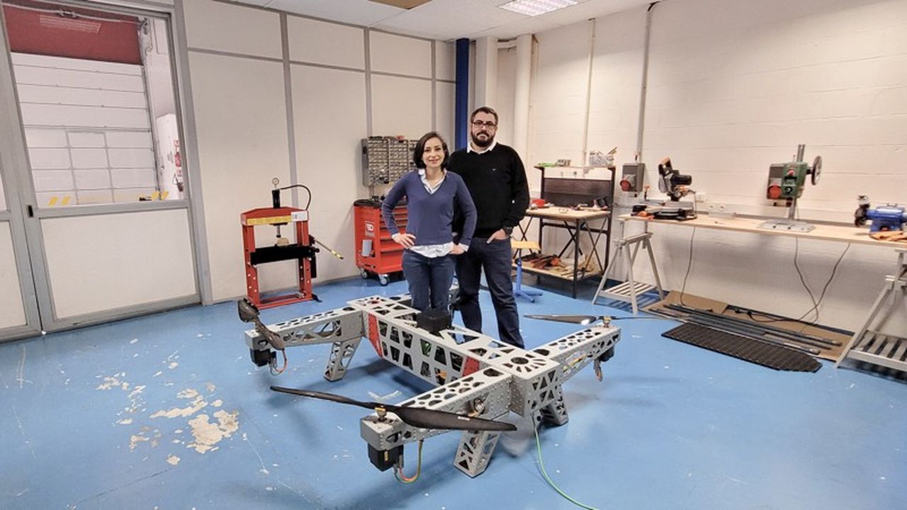 Asma Bouaouaja et Clément Serrat ont fondé Aerial Coboticus en juin 2015 et ont construit de leurs propres mains un drone dans un local de 700 mètres carrés.
