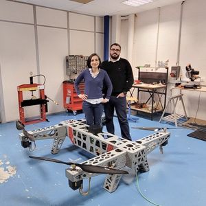 Asma Bouaouaja et Clément Serrat ont fondé Aerial Coboticus en juin 2015 et ont construit de leurs propres mains un drone dans un local de 700 mètres carrés.