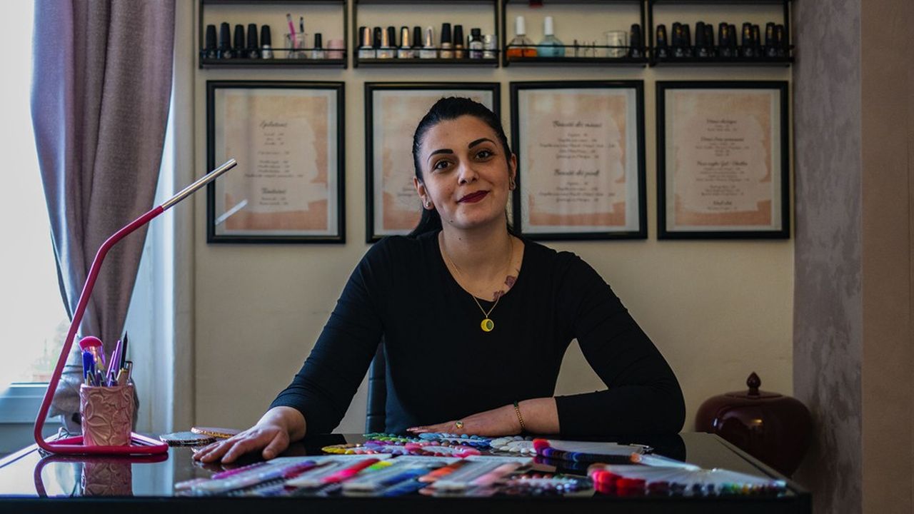 Sephora Haddad a créé son entreprise d'onglerie après avoir obtenu un microcrédit.