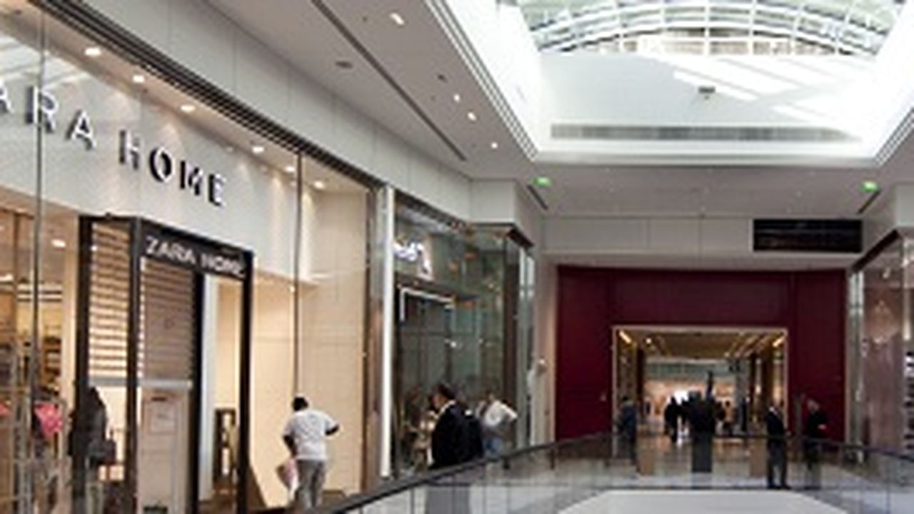 Vue de l'intérieur du centre commercial So Ouest, ouvert à Levallois en 2012.