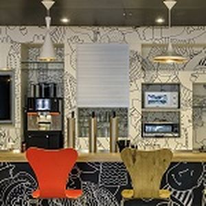Le 1 000e hôtel Ibis du monde a ouvert à Berlin, en juin 2013. Ici la pièce à vivre, au look design.