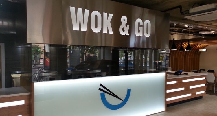 Outre-Manche, un point de vente Wok&Go réalise en moyenne 500.000 livres sterling par an et emploie en moyenne huit personnes en équivalent temps plein. 