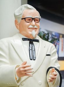 Statue à l'effigie du Colonel Sanders devant un restaurant KFC à Bangkok (Thaïlande).