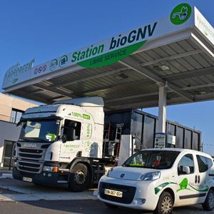 Les stations-service Karrgreen permettent la recharge en BioGNV, un gaz naturel renouvelable, mais aussi en électricité.