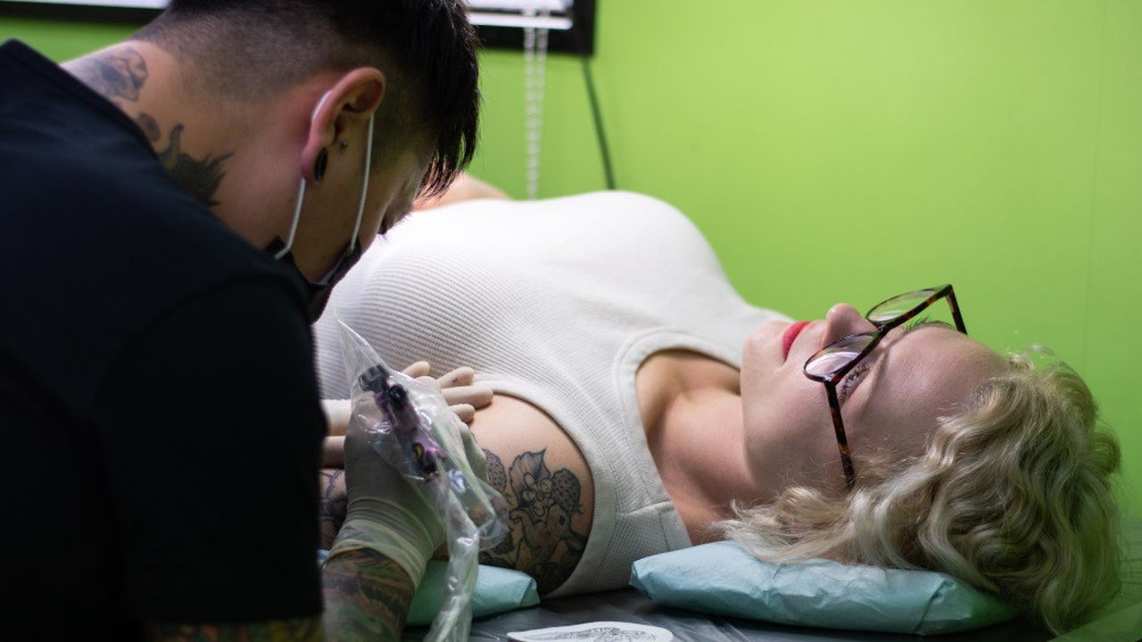 Les salons de tatouage ont rouvert le 11 mai dernier, en suivant un protocole sanitaire plus stricte.
