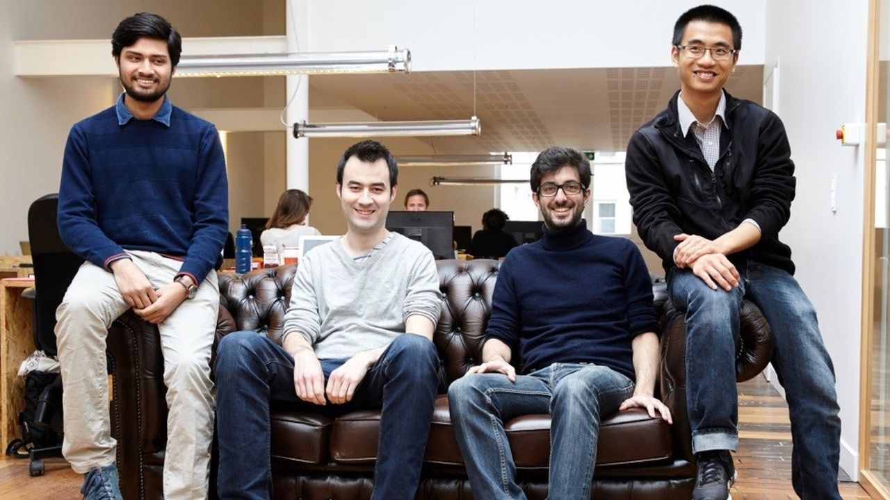 Pierre Aïdan, cofondateur de Legalstart entouré des développeurs étrangers de son équipe : Anirudha Bose, Elias Dorneless et Tung Hoang.