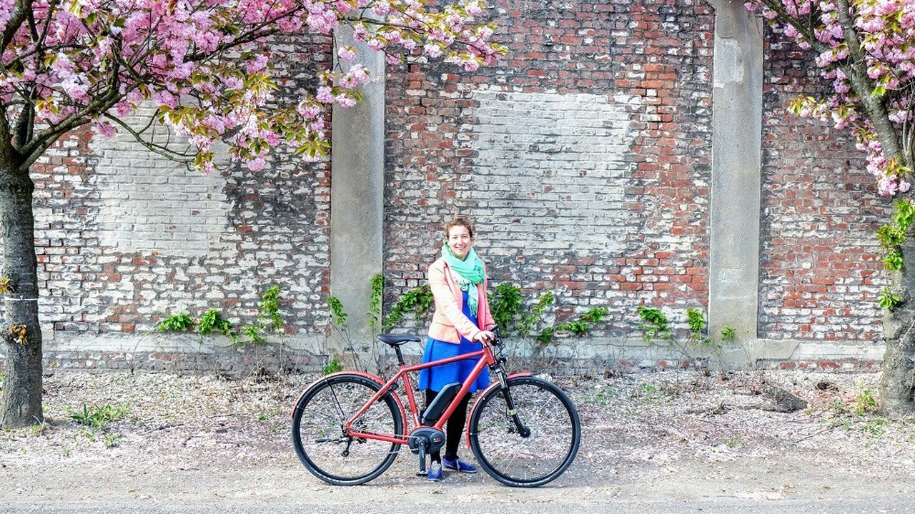 Noémie Rogeau, gérante de 2R Aventure, société qui propose un service de vélo de fonction dans le département du Nord.