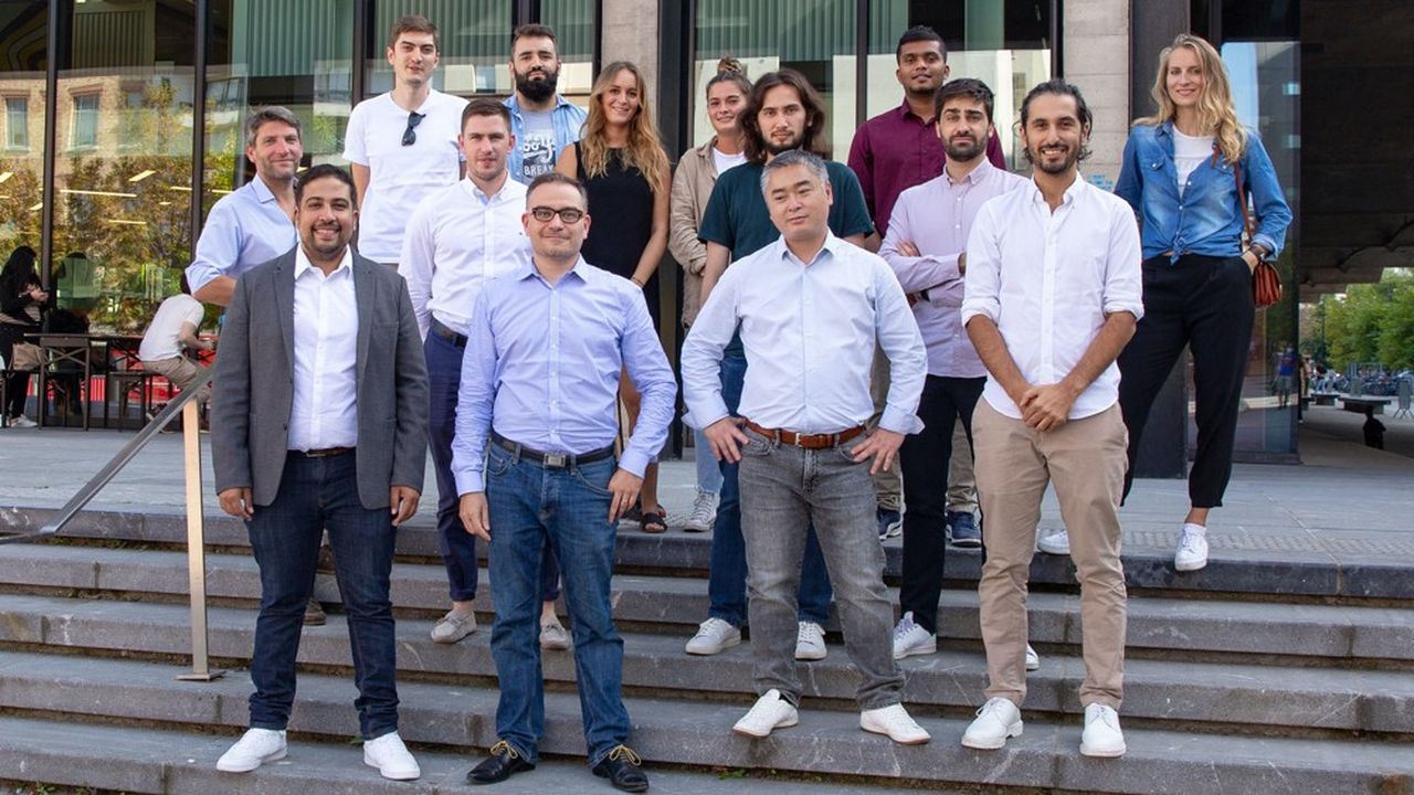 Ali El Hariri et Maxence Lerigner (premier rang à gauche) cofondateurs de Bulldozair, avec leur équipe, aujourd'hui en télétravail. En 2021, la start-up prévoit une vingtaine de recrutements à distance.